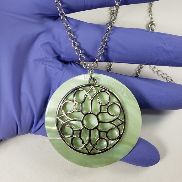 Silver-tone Filigree Seashell Circle Design Pendant Necklace  - Women jewelry - Picture 3 of 11